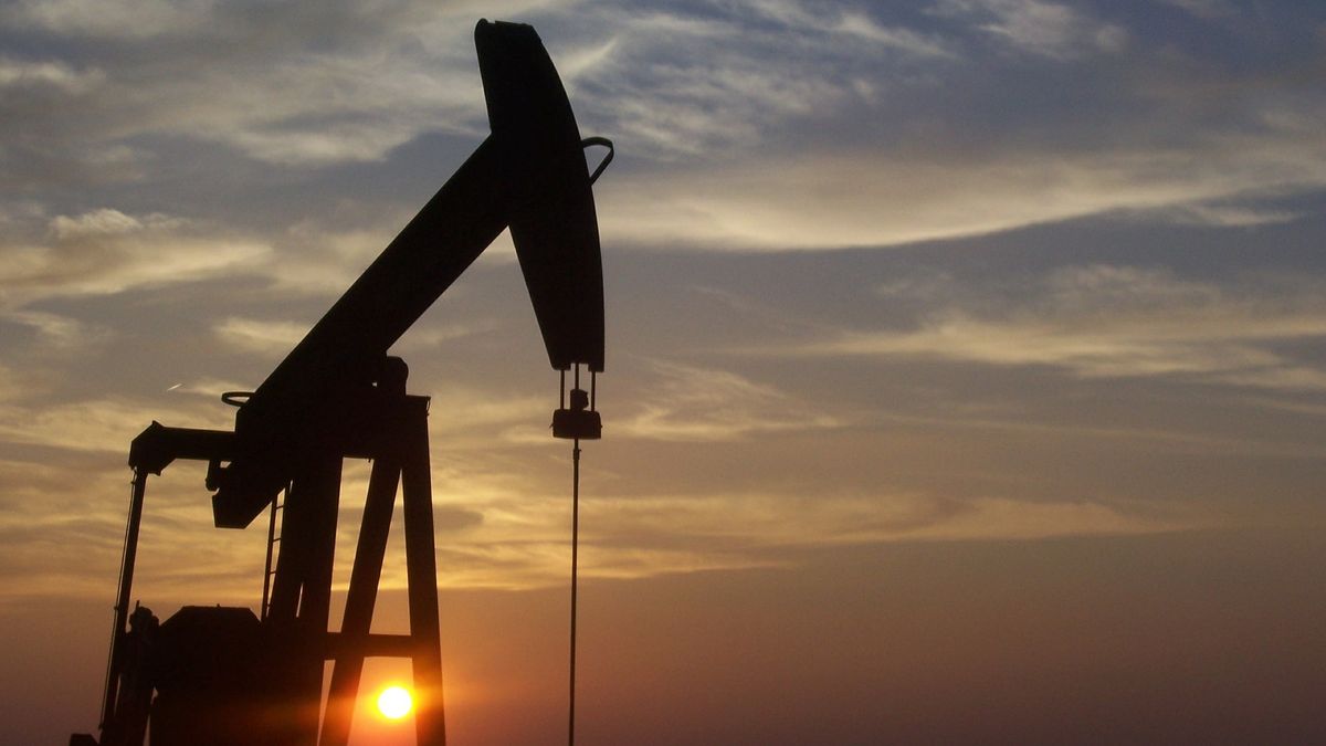 Ropa zlevňuje, trh se obává dopadů plošné karantény na poptávku
